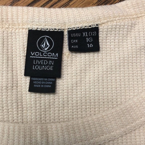 Volcom lived in lounge - Picture 2 of 4